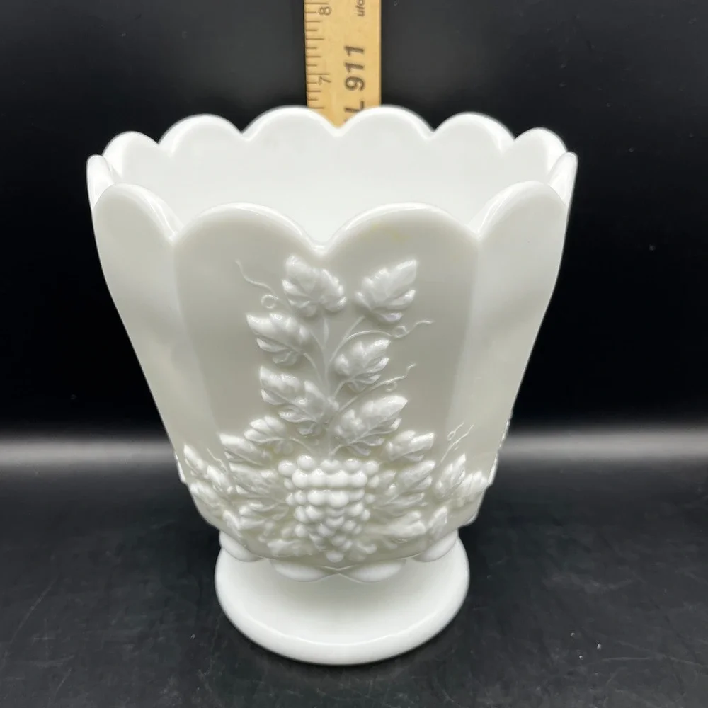 Vtg‎ White Glass Westmoreland Grapevine Pedestal Vase Scalloped Rim 6